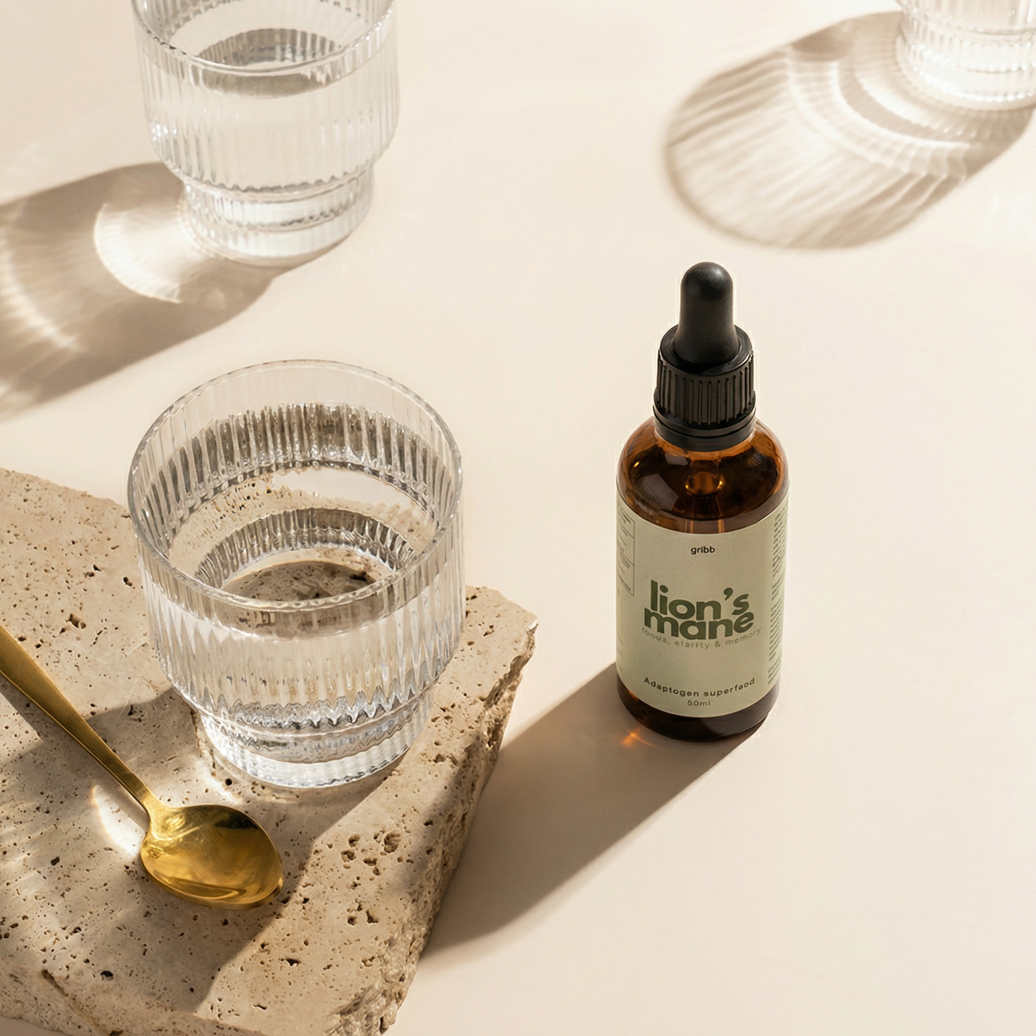 lions mane tincture anda glass of water